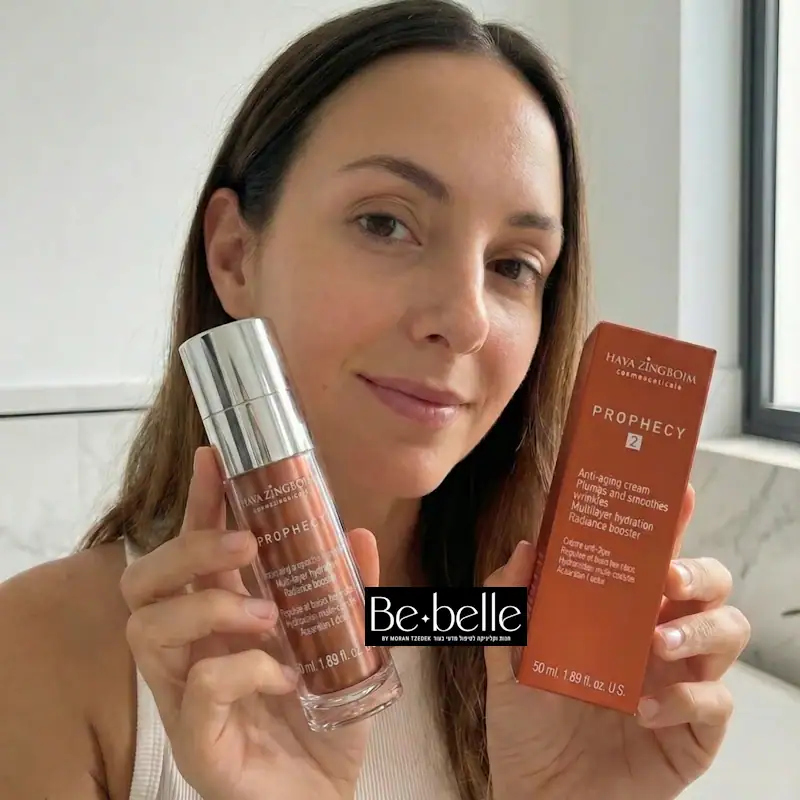 אישה יפה מחזיקה פרופסי 2 יד אחת קופסא ויד שניה את התכשיר