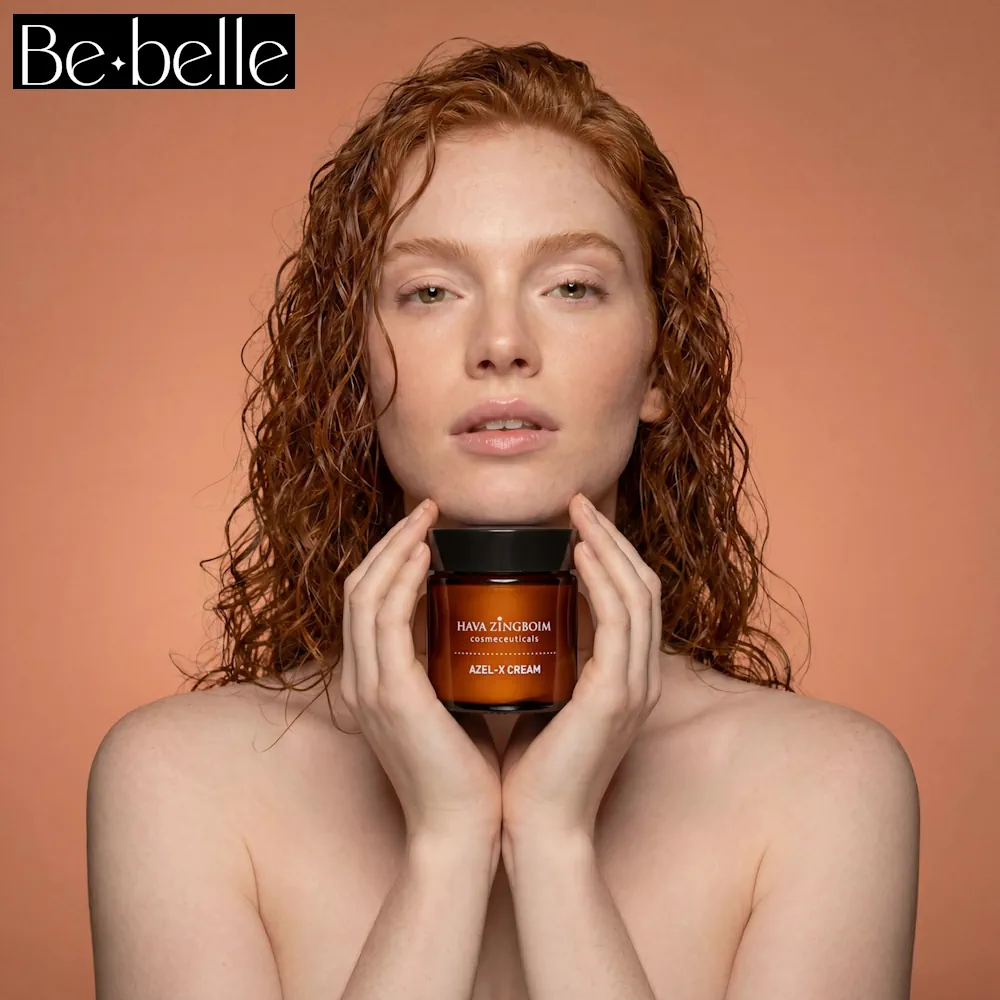 דוגמנית ג'ינג'ית מתולתלת יפיפיה מחזיקה אזל אקס מתחת לסנטר