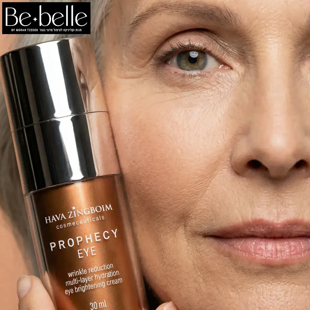 אישה יחסית מבוגרת ונאה מחזיקה את תכשיר פרופסי עיניים