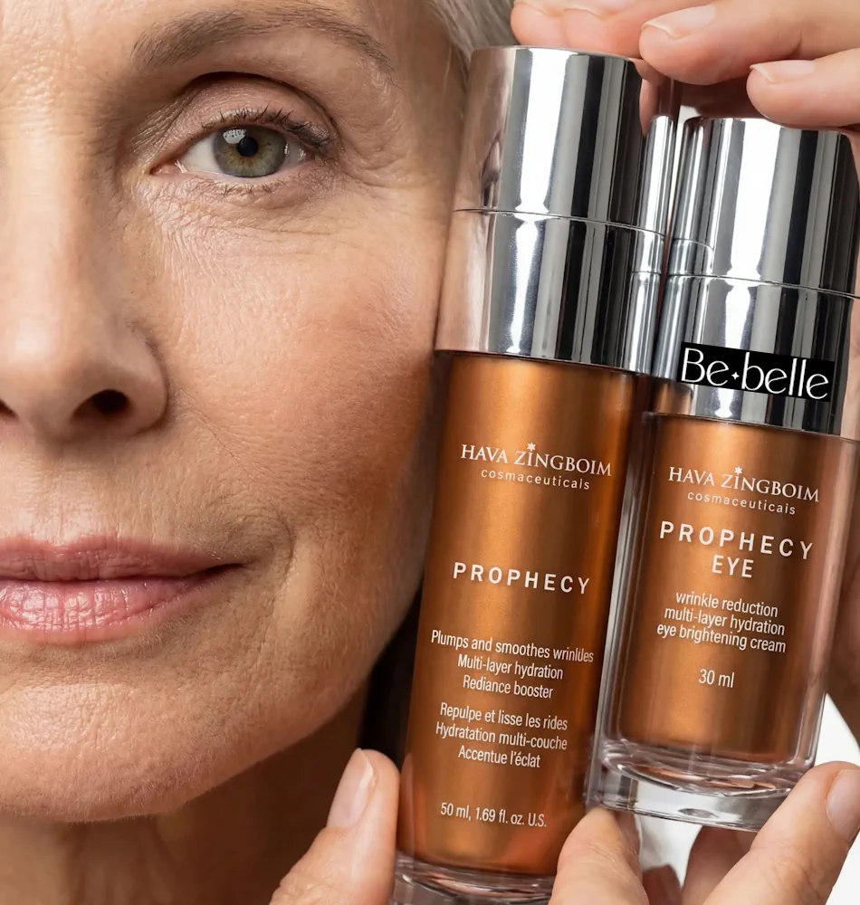 מודליסטית מבוגרת מחזיקה פרופסי 2 ופרופסי עיניים בתמונת תקריב עם לוגו של Bebelle