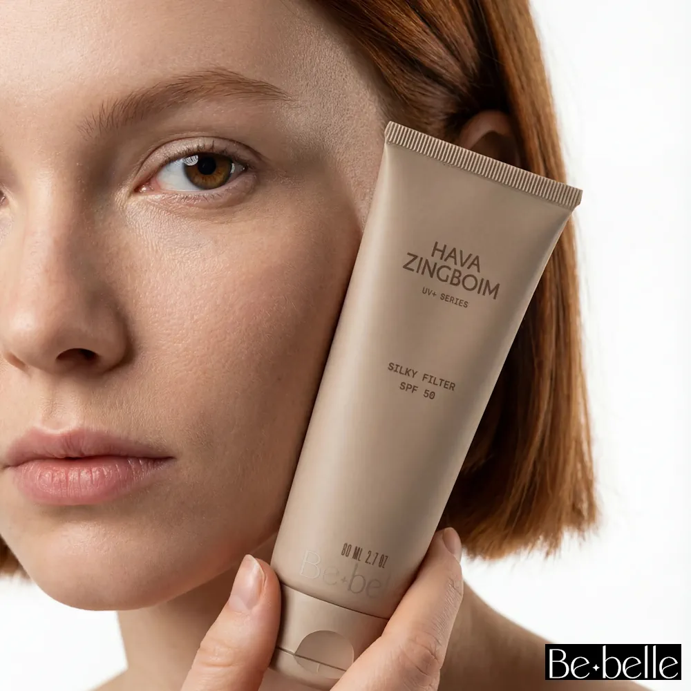 מודליסטית מחזיקה סילקי פילטר בתמונת תקריב