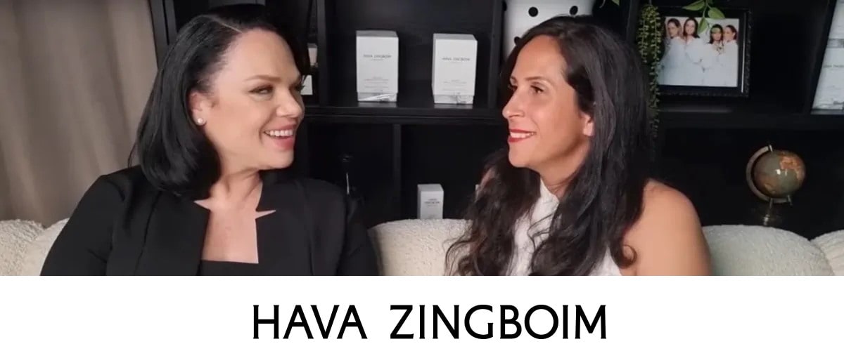 חוה זינגבוים ומורן צדק עם לוגו של חוה זינגבוים