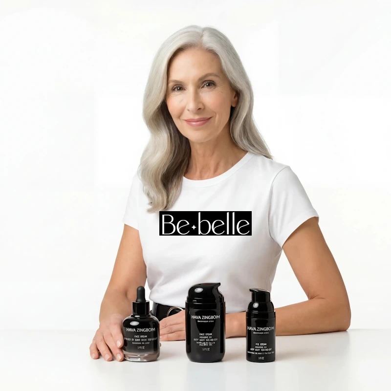 מודליסטית מבוגרת יפיפיה עם שיער לבן מציגה את מוצרי הערכה: רימייקרונייזד פנים, עיניים וסרום