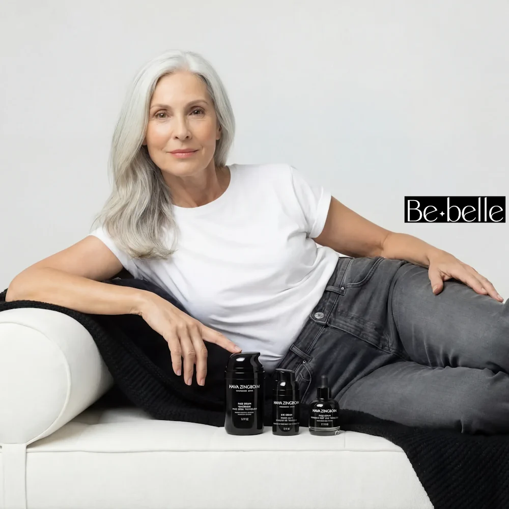 מודליסטית מבוגרת יפיפיה עם שיער לבן מציגה שלישיית רימייקרונייזד: קרם עיניים + קרם פנים + סרום פנים בערכה אחת משתלמת במיוחד