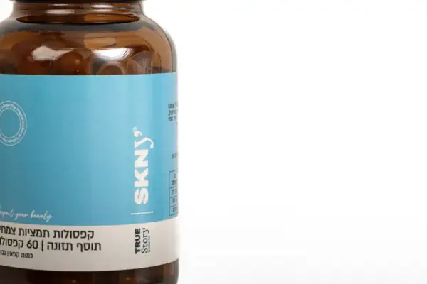תקריב על אריזת תוסף התזונה SKNY – מבית True Story