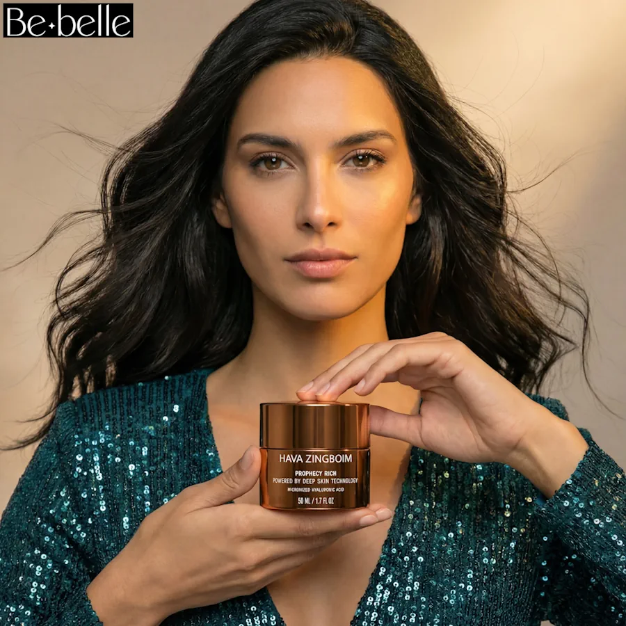 מודליסטית שחומה יפיפיה מציגה את קרם פרופסי ריץ'