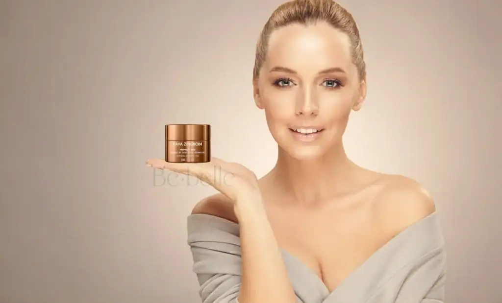 אישה מחזיקה את קרם הלחות פרופסי ריץ' – הפרופסי החדש של חוה זינגבוים