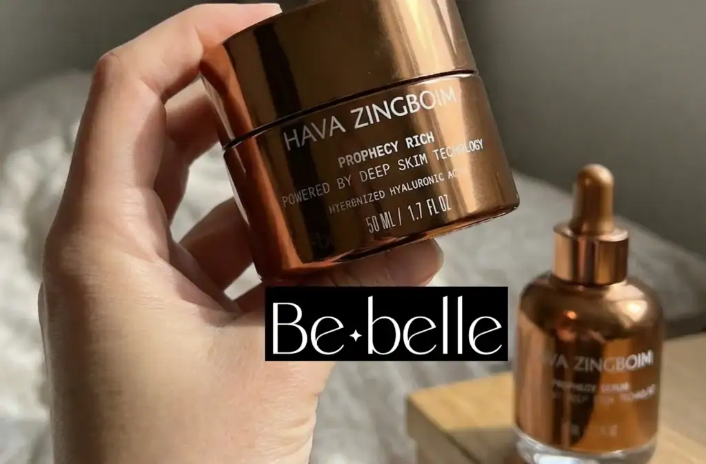 יד מחזיקה פרופסי ריץ' וברקע יש פרופסי סרום, מצולם בחדר שינה ומרמז על פרוטוקול ערב בשילוב תכשירי פרופסי החדשים