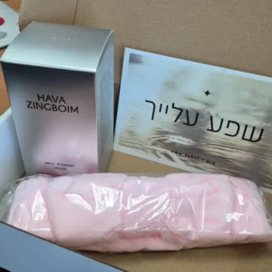 Click to view full screen פידבק על אסנת כ. על המוצרים והמשלוח. בתמונה אנטי פיגמנט ארוז עם גלויה - "שפע עלייך"