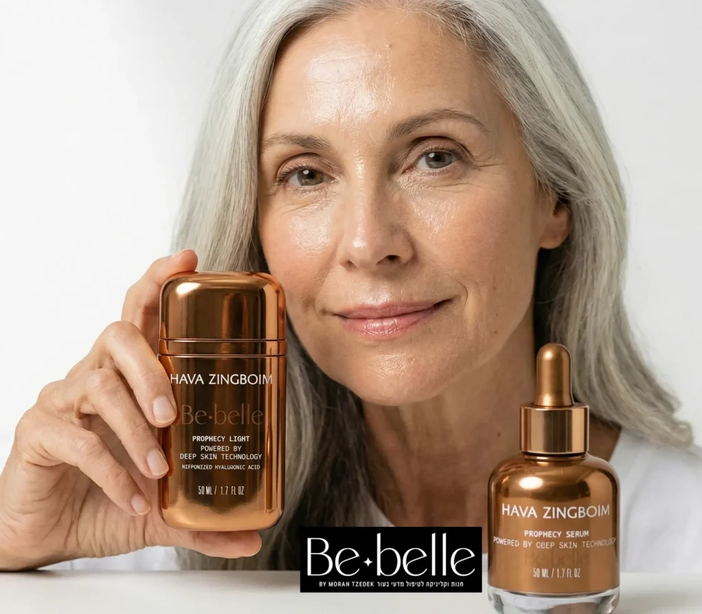 אישה מבוגרת ונאה מחזיקה פרופסי לייט ולידה גם פרופסי סרום