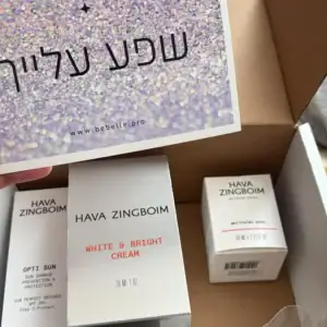 האני מצלמת את המשלוח שקיבלה מביבל