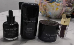 Click to view full screen קרן ב. מצלמת משלוח ערכת רימייקרונייזד שקיבלה הכולל קרם, סרום ומסכה מסדרת רימייקרונייזד - צילום עצמי