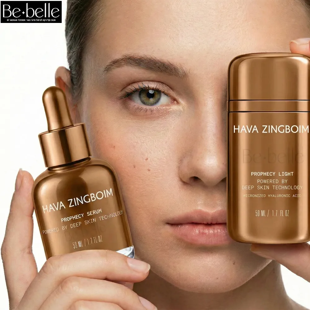 בחורה יפה מחזיקה פרופסי לייט ופרופסי סרום