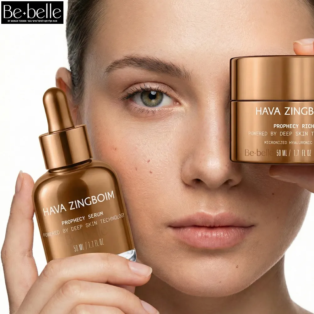 בחורה יפה מחזיקה פרופסי ריץ' ופרופסי סרום