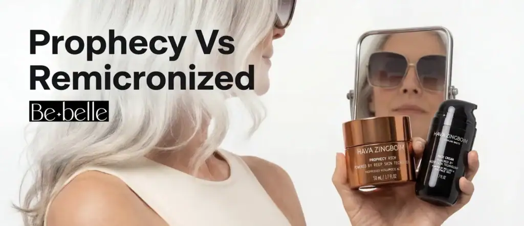 מודליסטית יפיפיה מבוגרת עם שיער לבן מחזיקה גם פרופסי ריץ' וגם קרם רימייקרונייזד ומביטה במראה