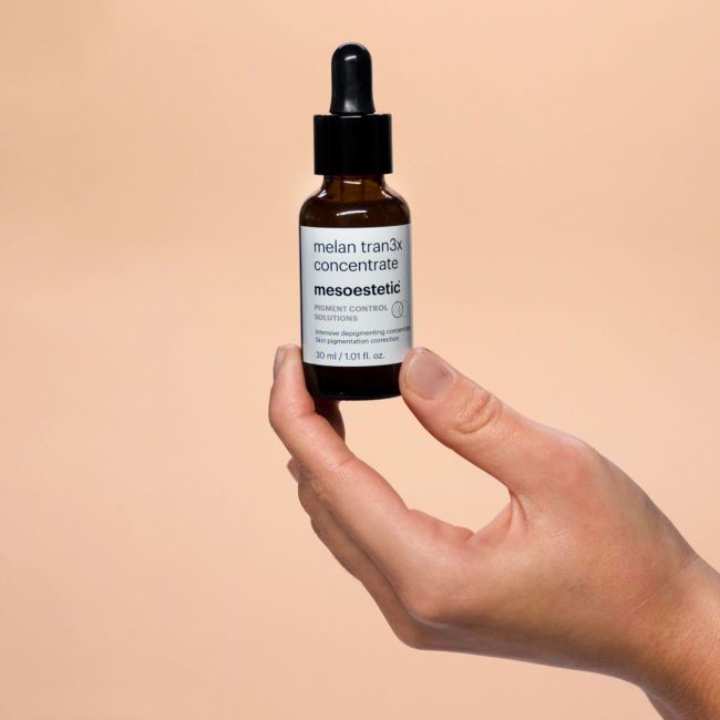 melan tran3x concentrate של mesoestetic - סרום מרוכז לכתמים בתמונת שימוש