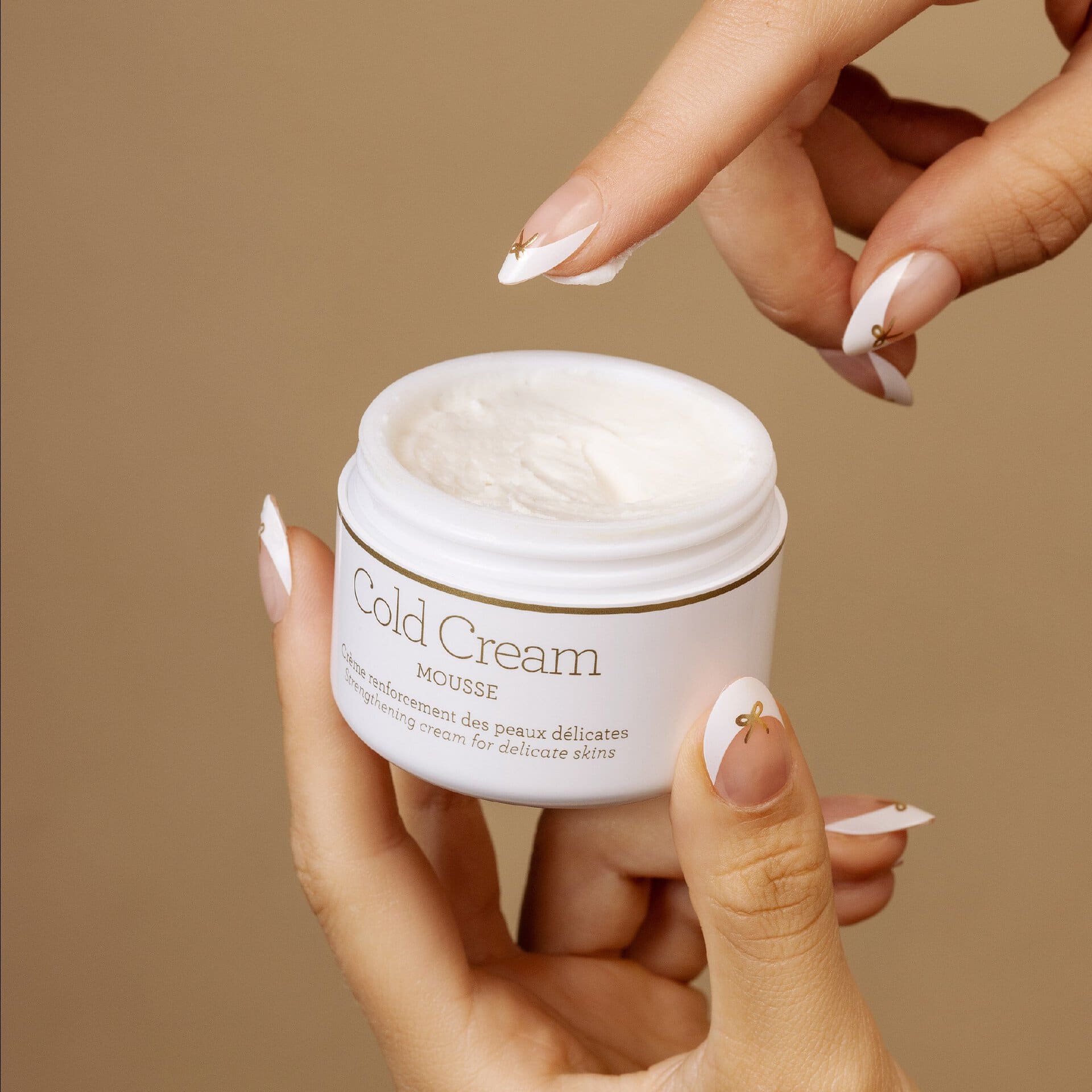Cold Cream Mousse של GERnétic - צנצנת פתוחה מוחזקת בידיים ומרקם הקרם האוורירי נראה בתוכה