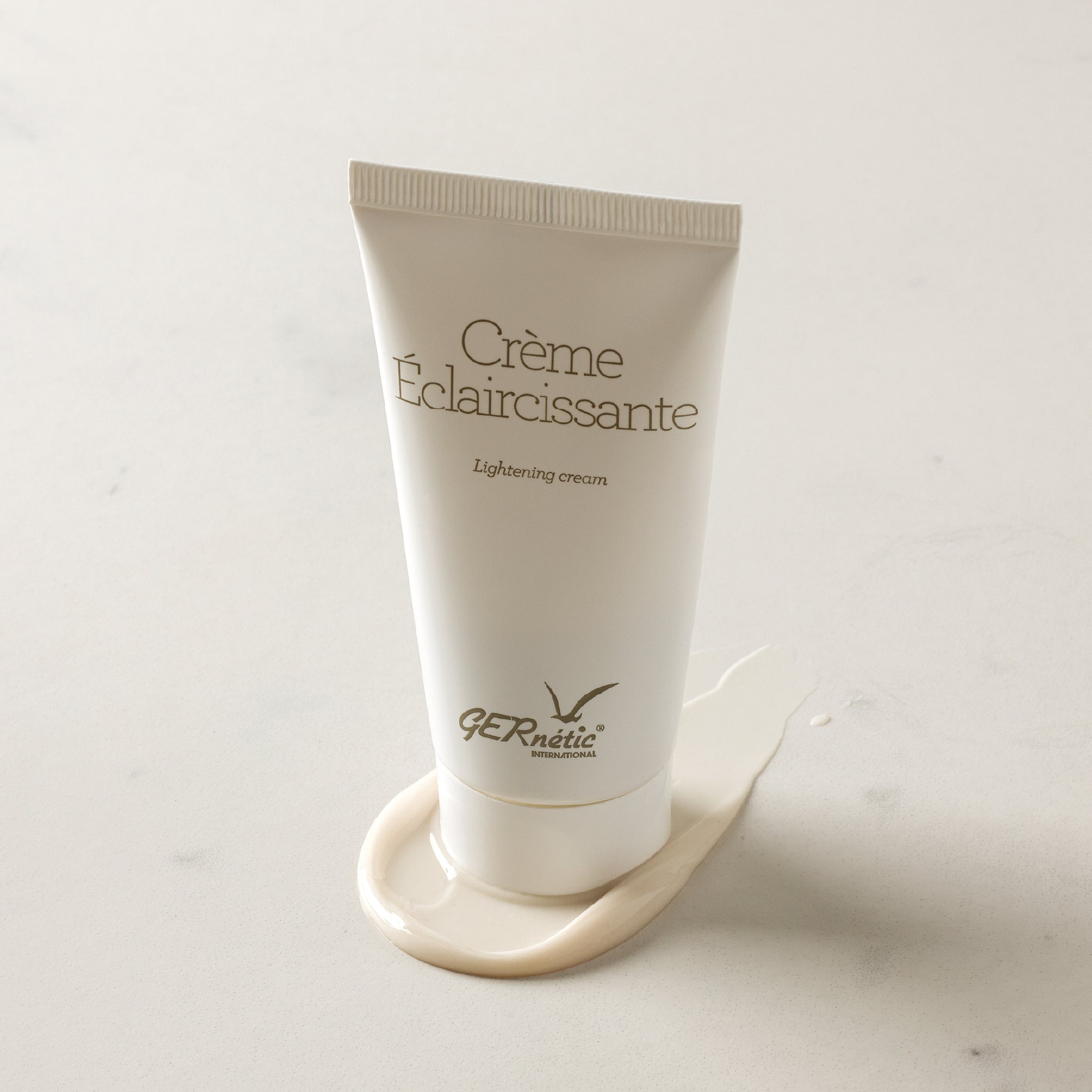 Crème Éclaircissante של GERnétic - שפופרת קרם ההבהרה מוצבת על מרקם הקרם