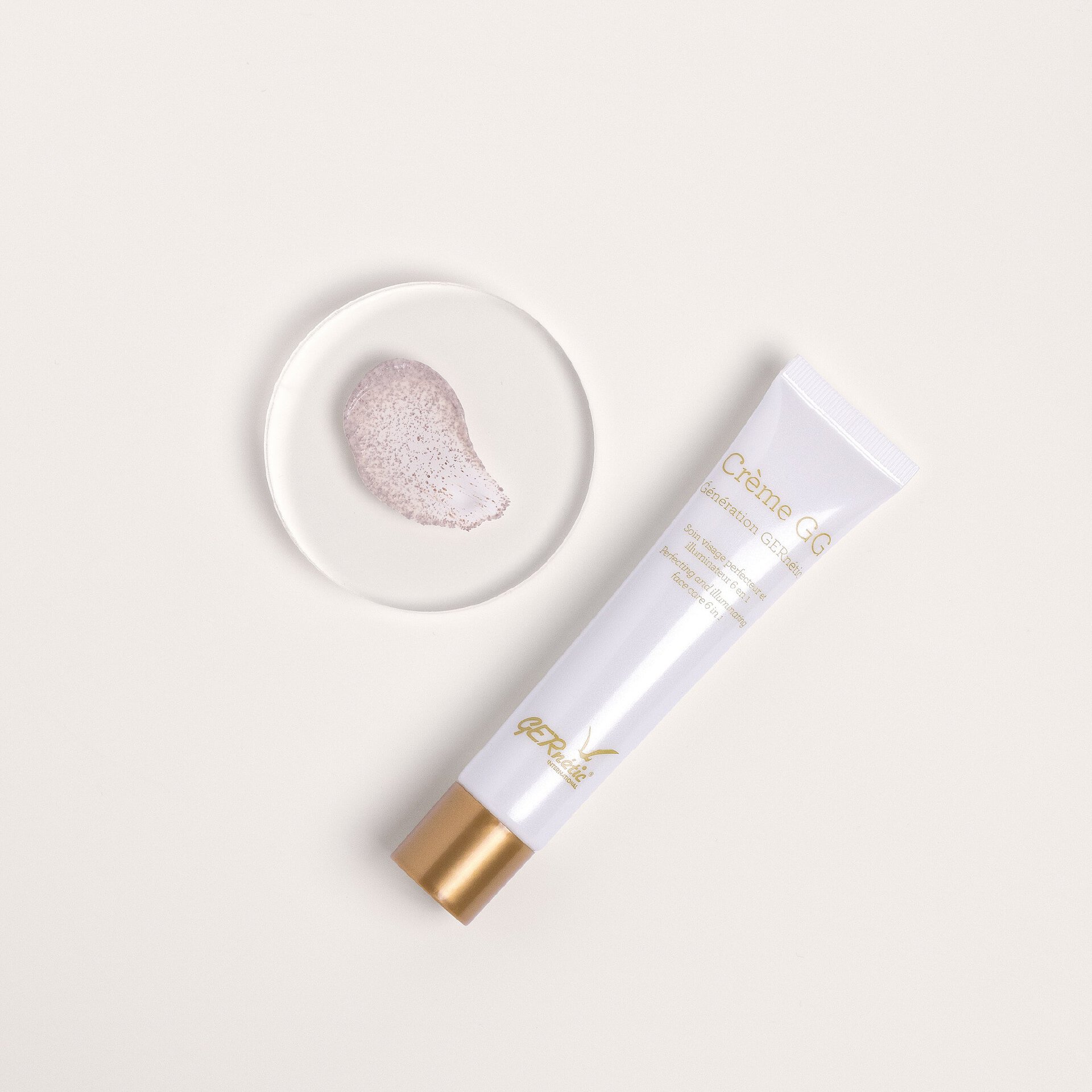 GG Cream – שפופרת GG Cream לצד טיפה של הקרם