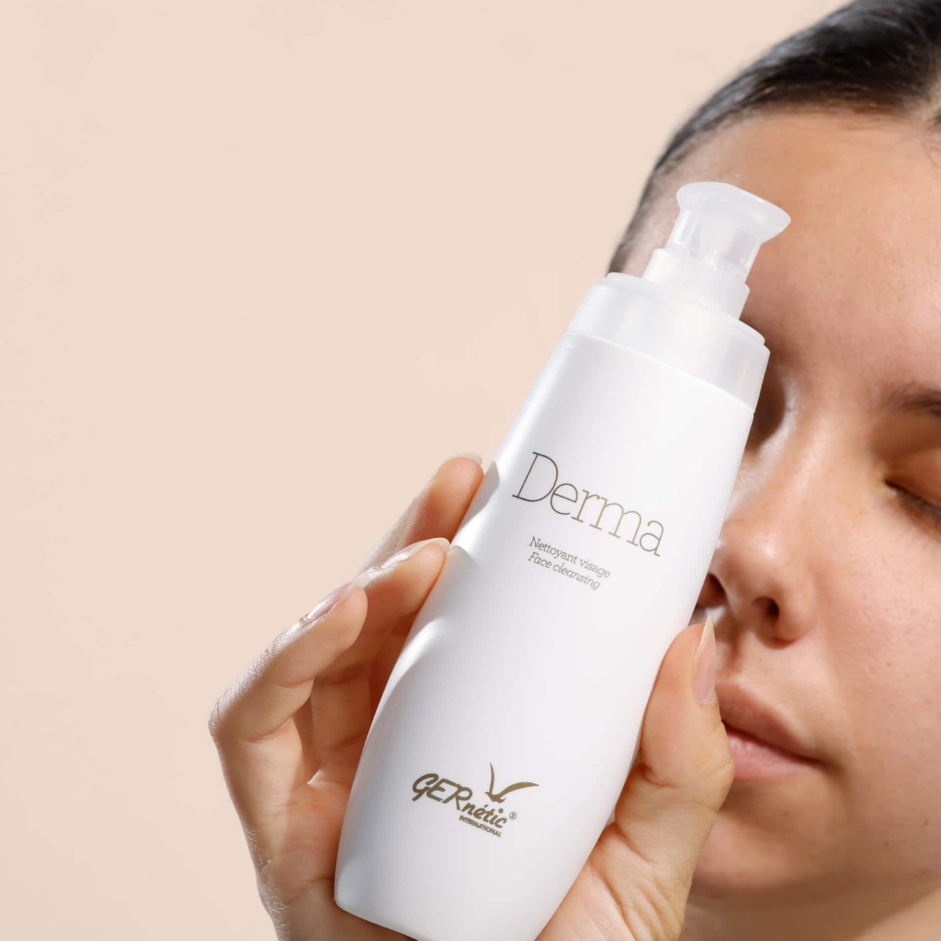 Derma של GERnétic - בקבוק תכשיר הניקוי מוחזק לצד הפנים