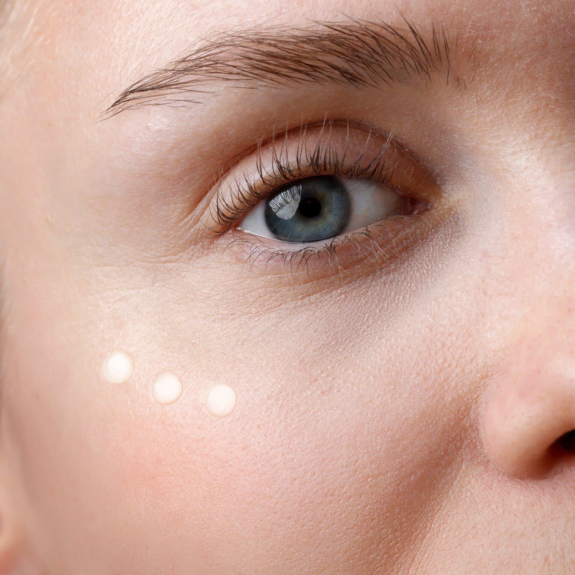 Gel Contour Yeux של GERnétic - תקריב אזור העין עם שלוש נקודות של המוצר על הלחי