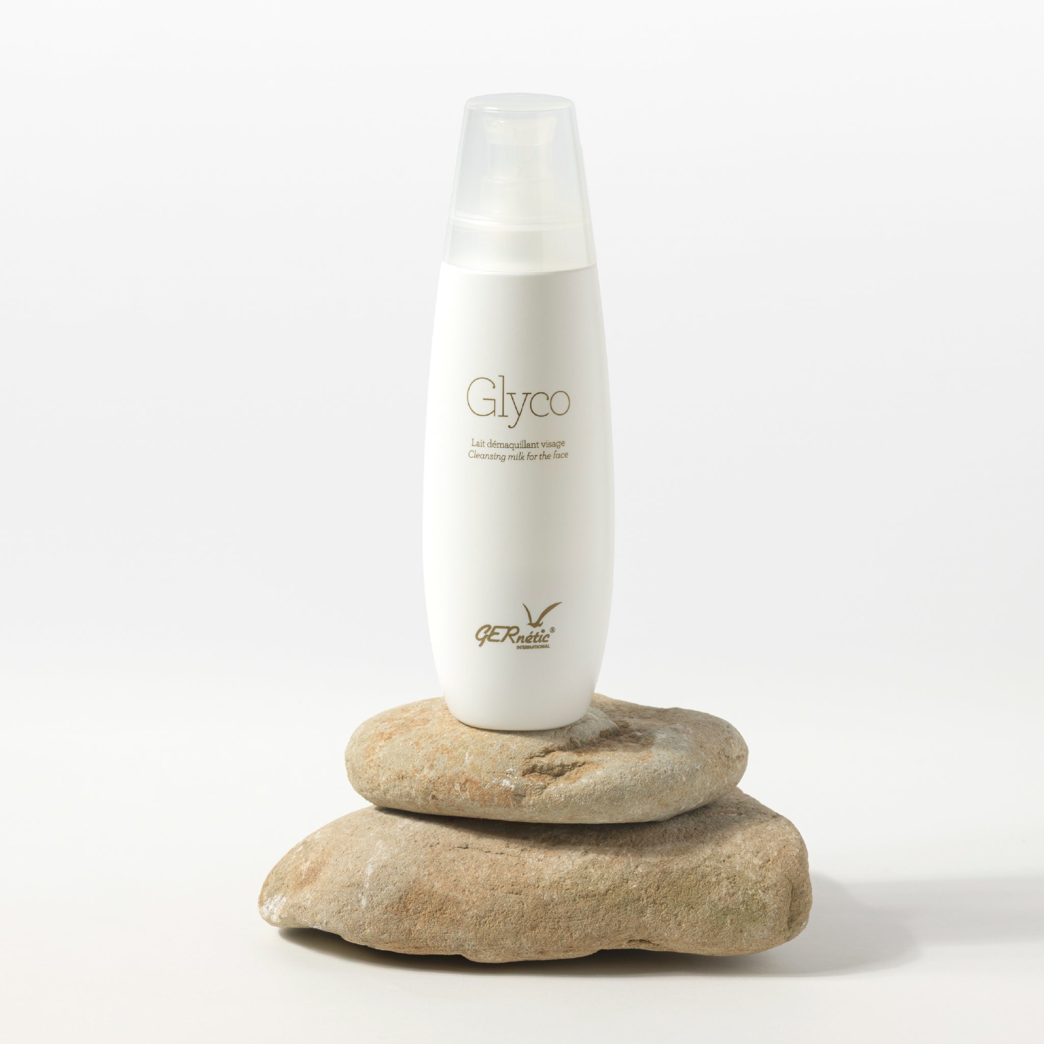 Glyco של GERnétic - בקבוק חלב הניקוי מוצג על אבני טבע בהירות