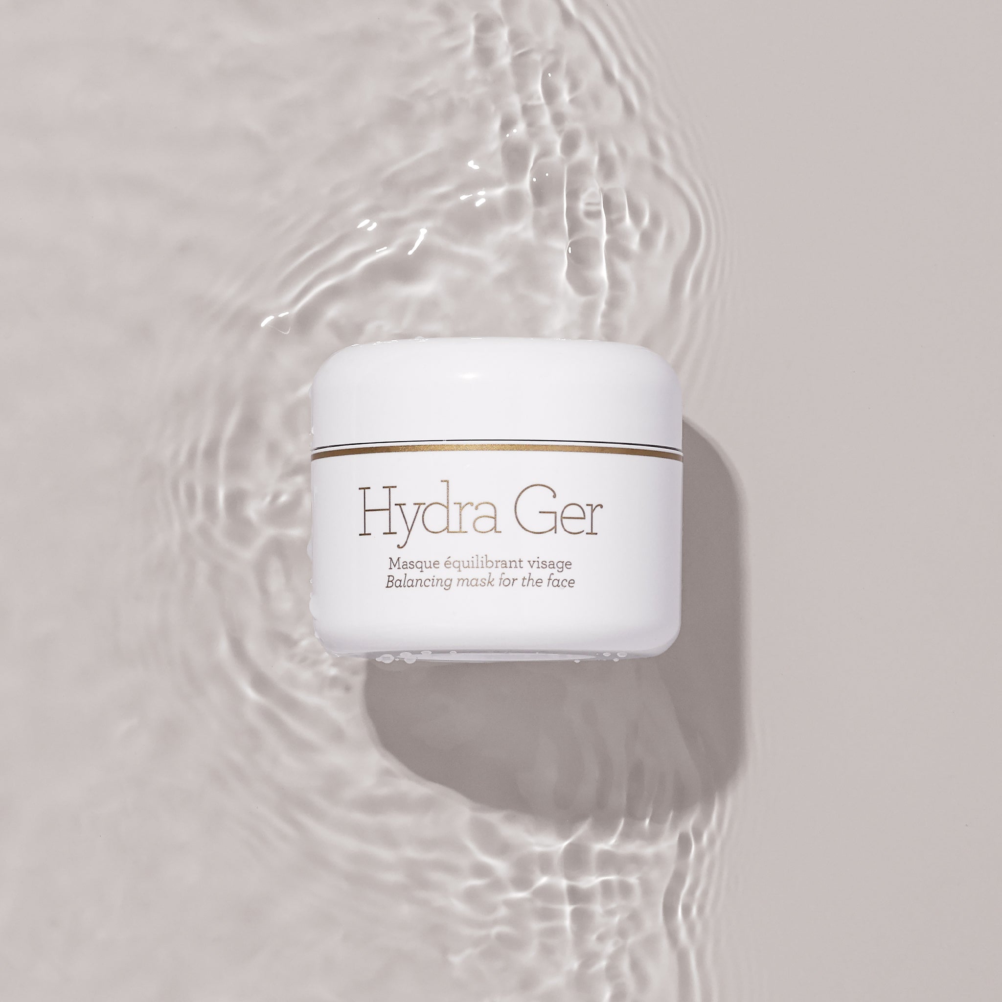 Hydra Ger של GERnétic - צנצנת המסכה על משטח עם השתקפויות מים