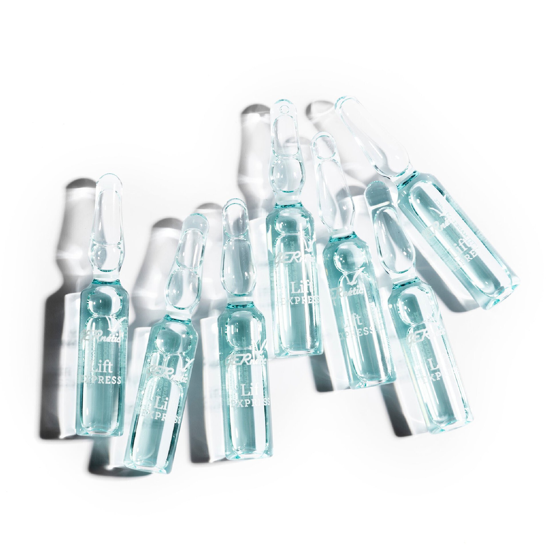 Lift Express של GERnétic - אמפולות בגוון טורקיז מפוזרות על רקע לבן