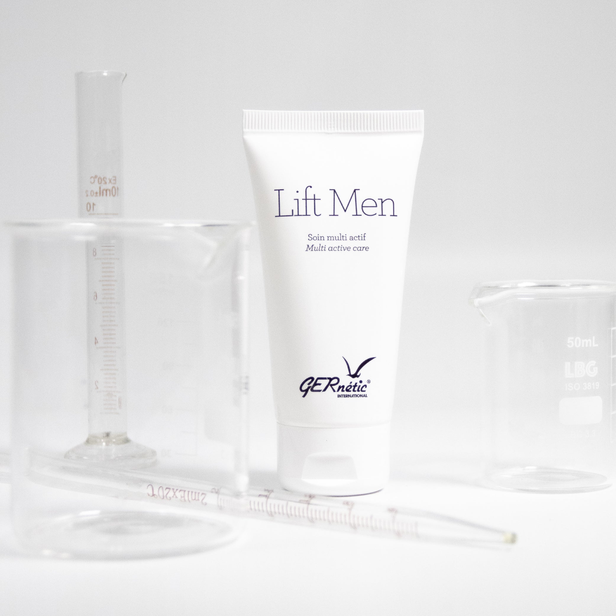 Lift Men של GERnétic - שפופרת ליפט מן לבנה ניצבת בין כלי זכוכית