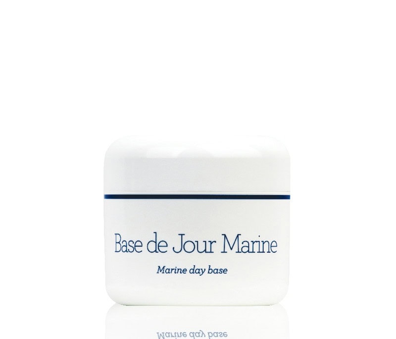 Base de Jour Marine - קרם יום ובסיס לאיפור לפנים; צנצנת לבנה של בסיס יום מארין על רקע נקי