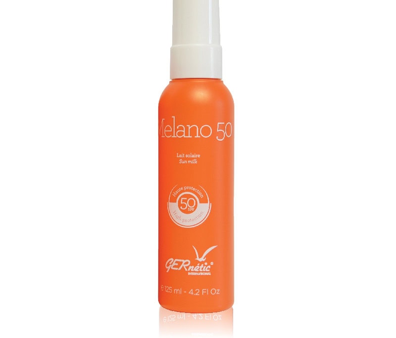 Melano 50 - תחליב הגנה לפנים ולגוף SPF 50; בקבוק ספריי כתום של מלאנו 50, מסומן SPF 50 ונפח 125 מ״ל