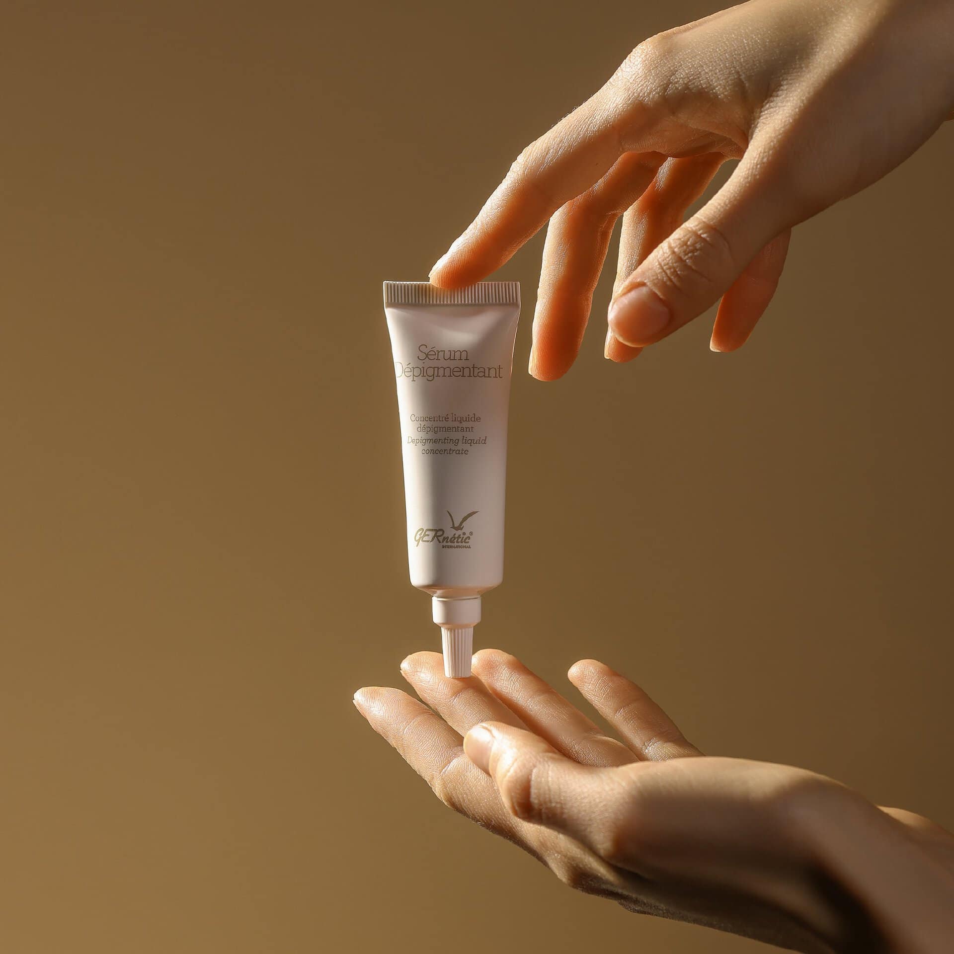 Sérum Dépigmentant של GERnétic - הדגמת הוצאת הסרום מהשפופרת מעל כף היד