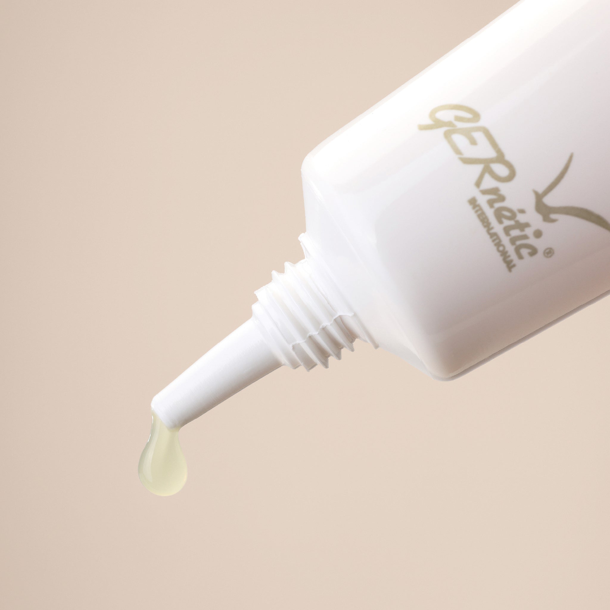 Sérum Dépigmentant של GERnétic - תקריב פיית השפופרת עם טיפת סרום בגוון בהיר