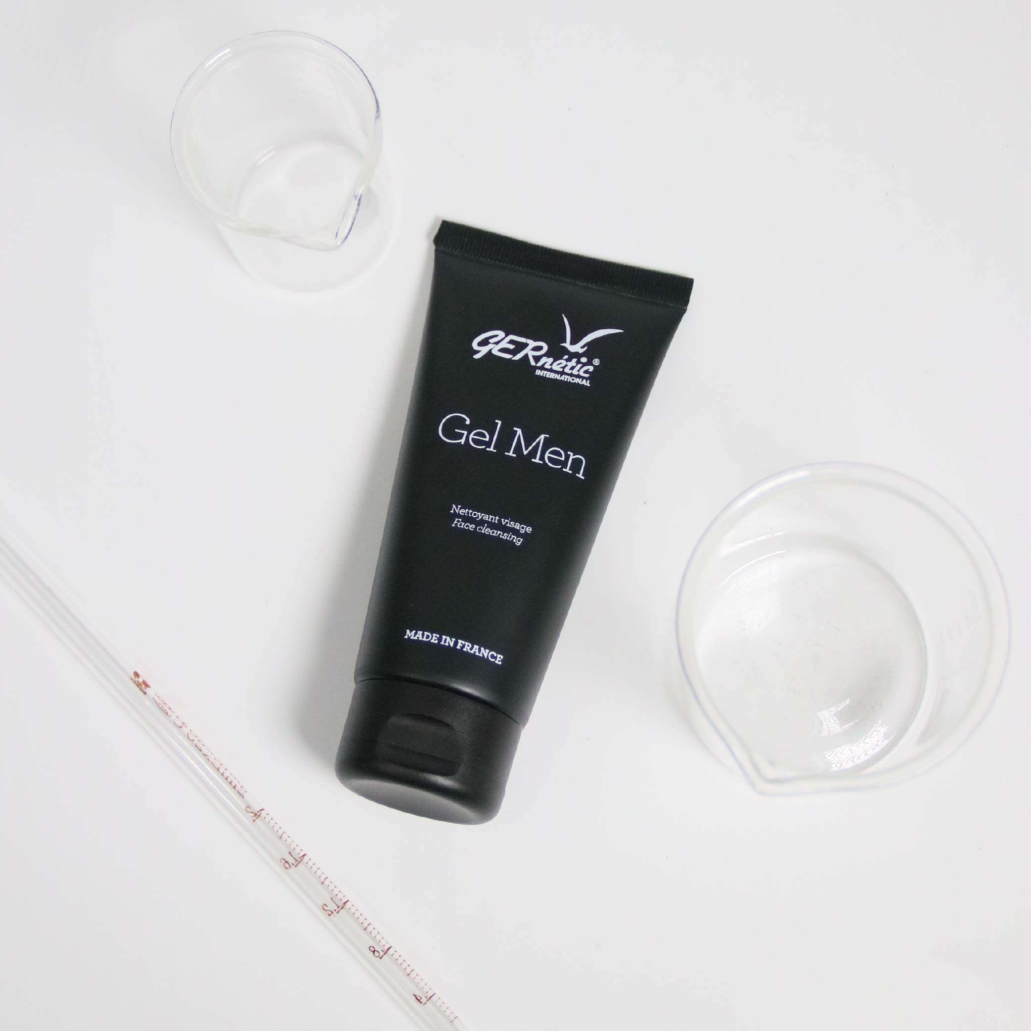 Gel Men של GERnétic - שפופרת ג׳ל הניקוי מונחת באלכסון לצד כלי זכוכית ופיפטה