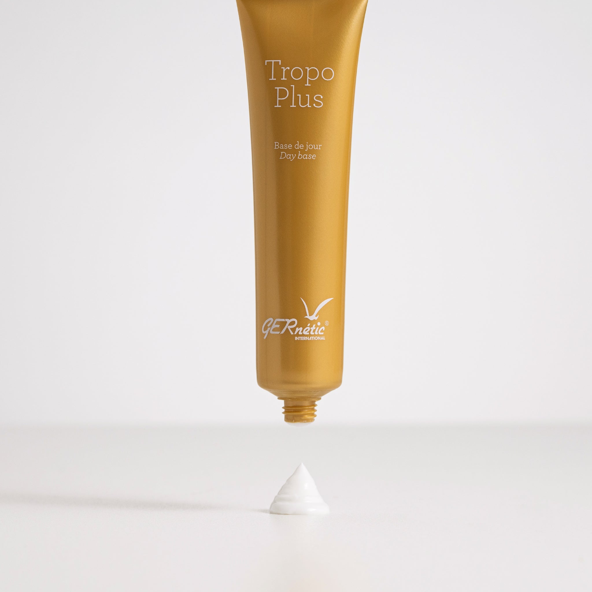 Tropo Plus של GERnétic - שפופרת פתוחה מעל תלולית קטנה של קרם לבן