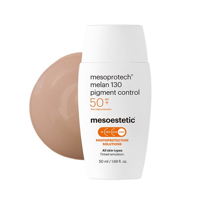mesoprotech® melan 130 pigment control של mesoestetic - בקבוק קרם ההגנה לצד מרקם המוצר
