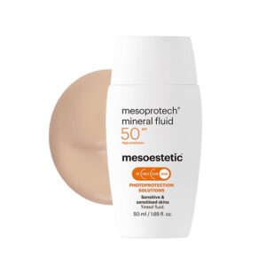 mesoprotech® mineral fluid של mesoestetic - בקבוק קרם ההגנה לצד מרקם המוצר
