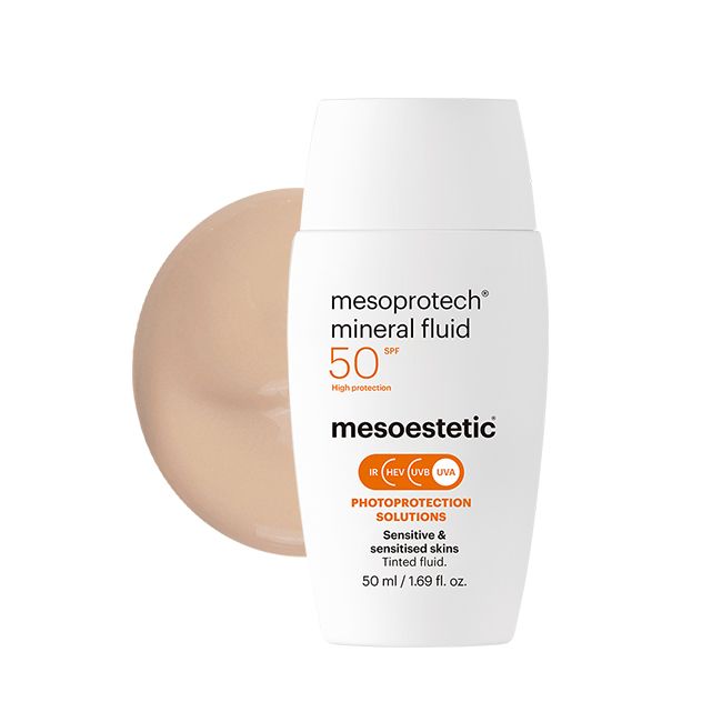 mesoprotech® mineral fluid של mesoestetic - בקבוק קרם ההגנה לצד מרקם המוצר