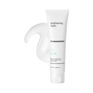 brightening foam של mesoestetic - בקבוק קצף הניקוי לצד מרקם המוצר