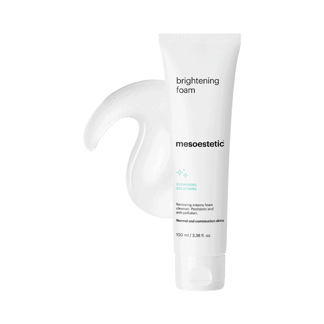 brightening foam של mesoestetic - בקבוק קצף הניקוי לצד מרקם המוצר