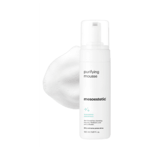 purifying mousse של mesoestetic - בקבוק קצף הניקוי לצד מרקם המוצר