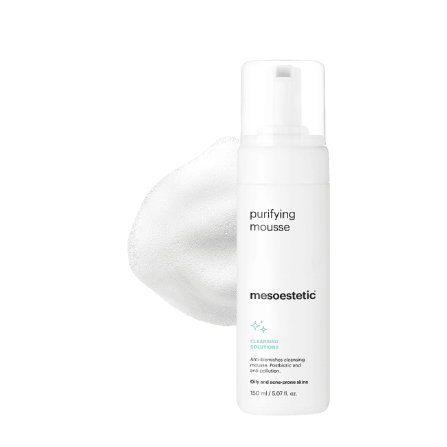 purifying mousse של mesoestetic - בקבוק קצף הניקוי לצד מרקם המוצר
