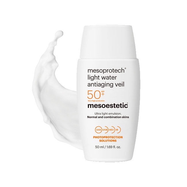 mesoprotech® water veil של mesoestetic - בקבוק קרם ההגנה SPF50+ לצד מרקם המוצר