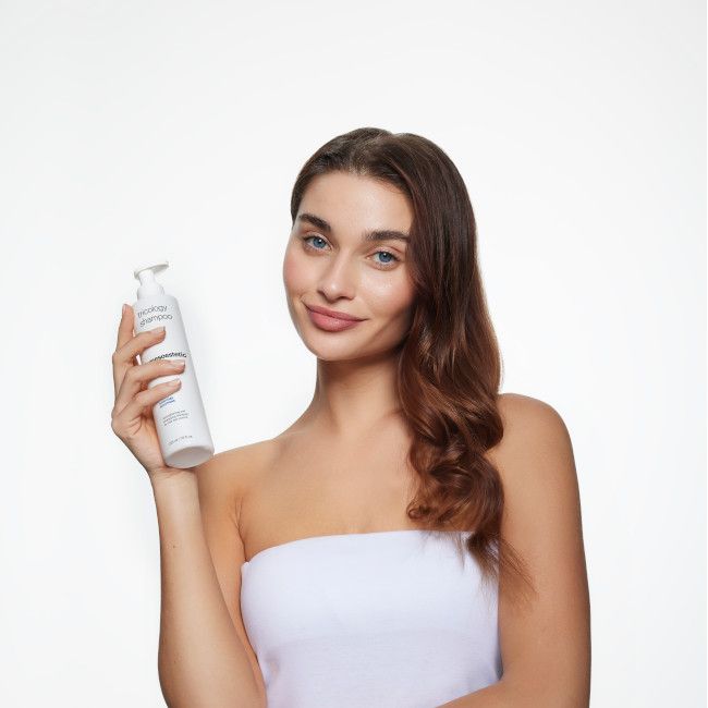 שמפו tricology shampoo של mesoestetic בתמונת שימוש לשיער ולקרקפת