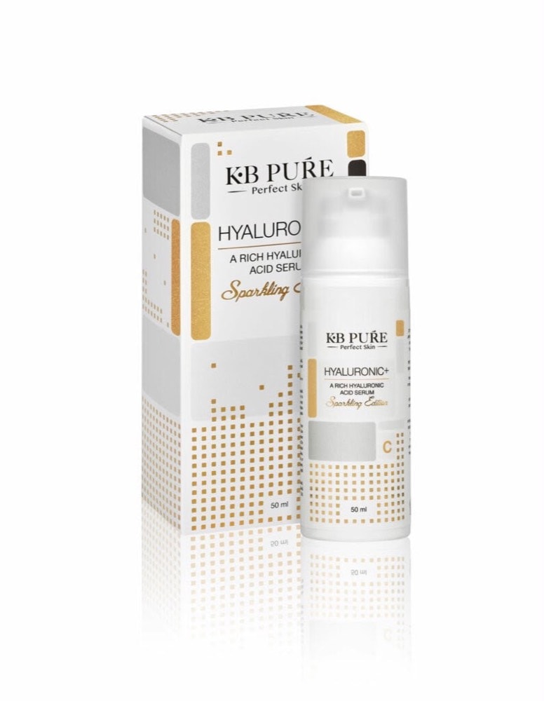 Hyaluronic+ Sparkling - היאלורוניק פלוס במהדורה הנוצצת, בקבוק וקופסה בעיטורי זהב והשתקפות מתחתיהם
