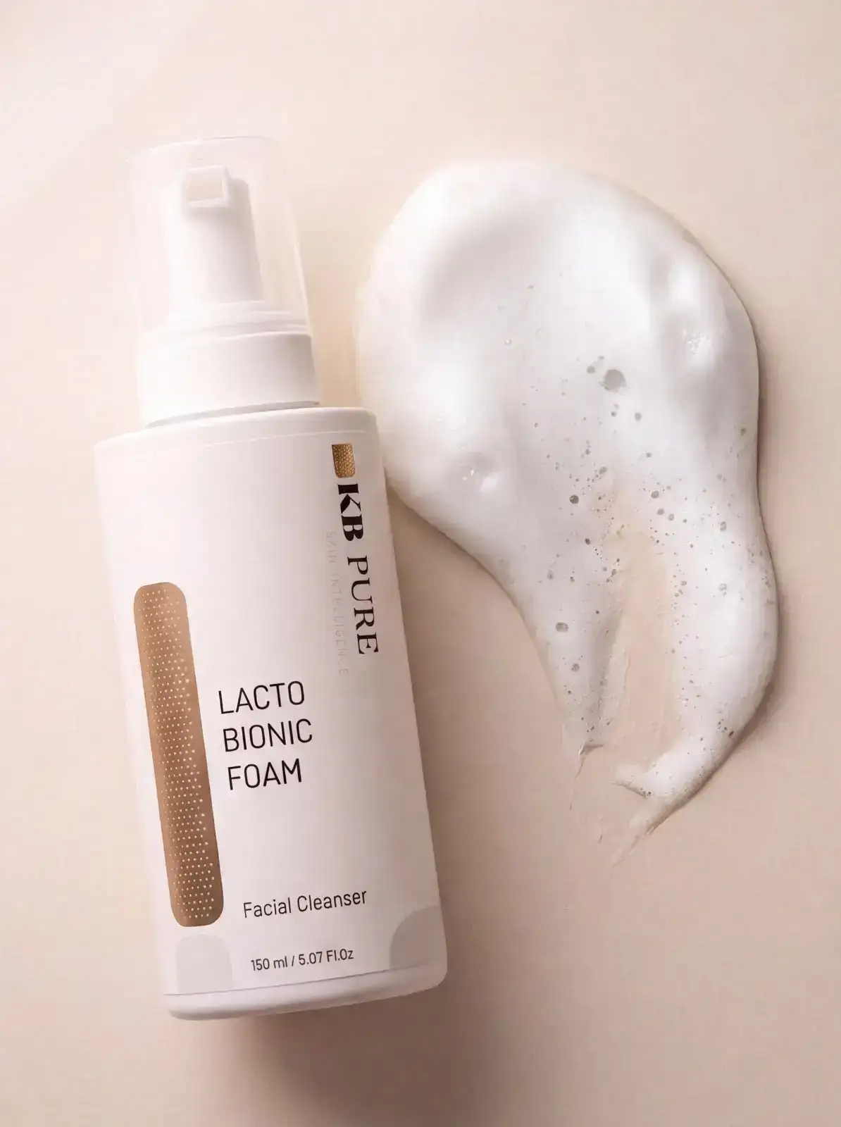 Lactobionic Foam Cleanser - מוס ניקוי לקטו ביוני, בקבוק משאבה מוטה לצד תלולית קצף
