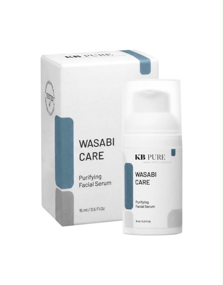 Wasabi Care - סרום וואסבי, בקבוק משאבה קטן לצד קופסה עם עיטורים כחולים